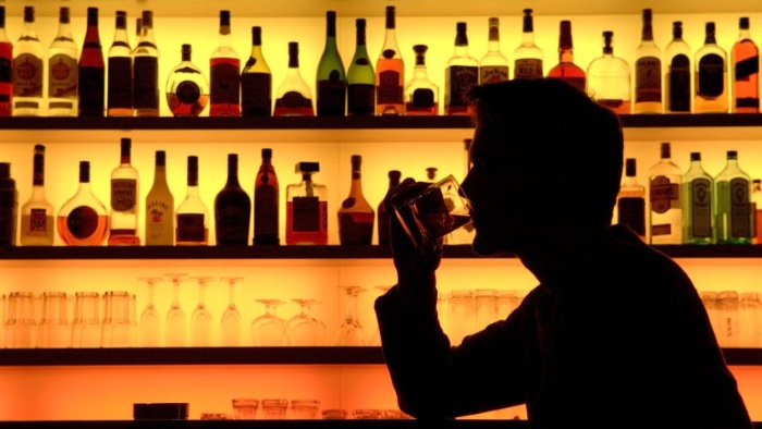 Почему люди пьют алкоголь: причины и психология алкоголизма