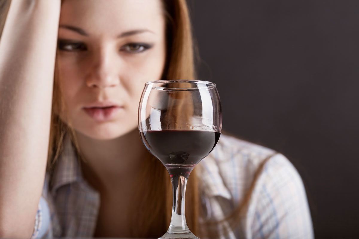 Почему женщина пьет